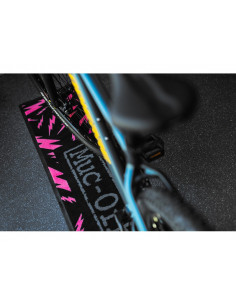 MUC-OFF Absorbent Bike Mat Black/Pink 200x40x5 2
