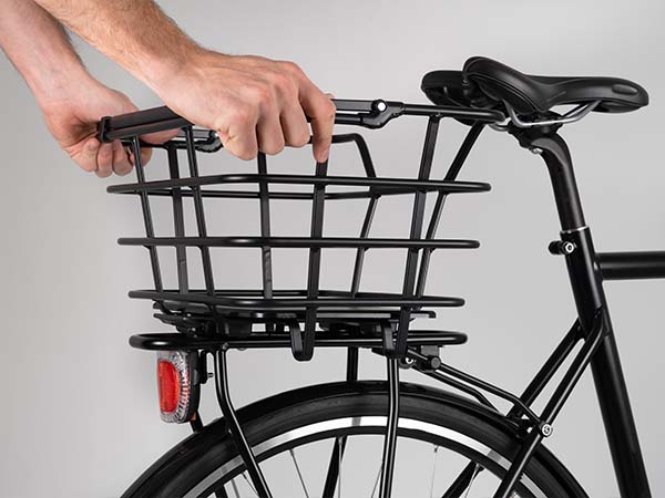 Andra steget i hur man sätter på en cykelkorg med AVS-system